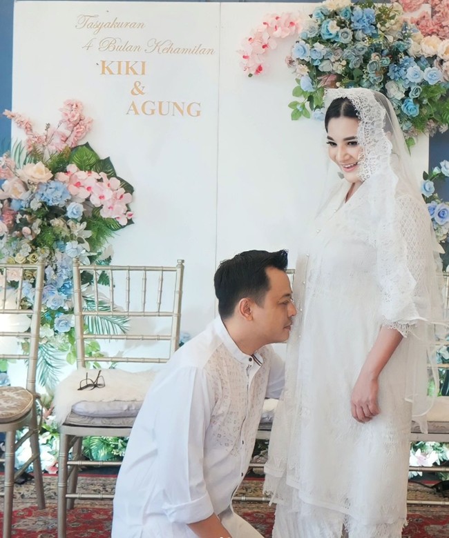 Pada September 2023 Kiki dan suaminya menggelar acara Tasyakuran 4 bulan kehamilan. Kala itu Kiki dan suaminya tampil kompak mengenakan pakaian serba putih. Foto: Instagram/@kikiamaliaworld