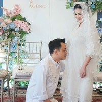 Pada September 2023 Kiki dan suaminya menggelar acara Tasyakuran 4 bulan kehamilan. Kala itu Kiki dan suaminya tampil kompak mengenakan pakaian serba putih. Foto: Instagram/@kikiamaliaworld