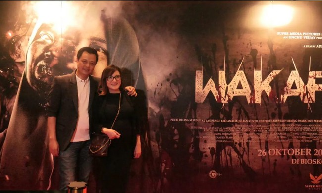 Selama hamil Kiki Amalia masih terlihat aktif. Seperti yang terliihat dalam foto, saat ia dan suami menghadiri Gala Premiere salah satu film yang dibintanginya. Foto: Instagram/@kikiamaliaworld