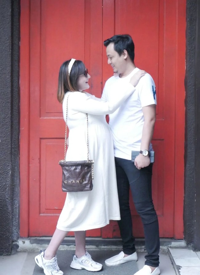 Kiki dan suaminya, Agung Nugraha, juga kerap bepergian bersama. Pasangan yang menikah pada 27 November 2022 itu juga selalu terlihat kompak dan romantis. Foto: Instagram/@kikiamaliaworld