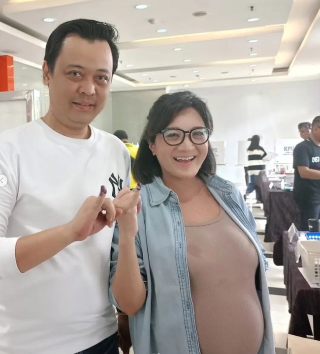 Meski sedang hamil besar Kiki tetap ikut nyoblos guna menjalankan kewajibannya sebagai warga negara RI. Potretnya saat memamerkan jari kelingking yang sudah terkena tinta Pemilu. Foto: Instagram/@kikiamaliaworld