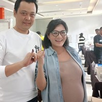 Meski sedang hamil besar Kiki tetap ikut nyoblos guna menjalankan kewajibannya sebagai warga negara RI. Potretnya saat memamerkan jari kelingking yang sudah terkena tinta Pemilu. Foto: Instagram/@kikiamaliaworld
