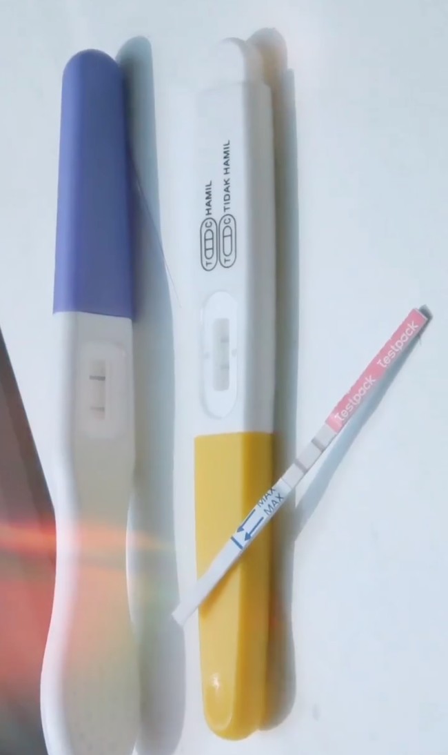 Kiki Amalia pertama kali mempublikasikan kehamilannya pada 11 September 2023 melalui unggahan video singkat di akun Instagramnya. Saat itu ia mengaku sudah hamil 15 minggu. Tak hanya memamerkan test pack positif, Kiki juga memperlihatkan dirinya yang sedang USG untuk melihat keadaan si jabang bayi di dalam perut. Foto: Instagram/@kikiamaliaworld