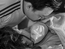 Suami Kiki Amalia Terharu saat Mengazani Anak Pertamanya