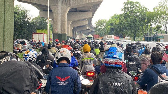 Kondisi Jalan Raya Bekasi, Cakung mengarah ke Pulogadung ( Dok. Putri Aulia Ningtias)