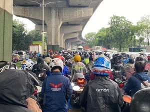 Cerita Warga Terjebak di Jalan Raya Bekasi Cakung, Lalu Lintas Tidak Bergerak