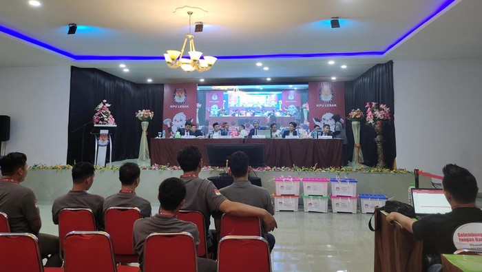 KPU Kabupaten Lebak, Banten, memulai rapat pleno terbuka rekapitulasi hasil perhitungan suara Pemilu 2024
