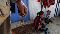 Menurut laporan Wall Street Journal, sekitar 300.000 dari 439.000 rumah di Gaza telah hancur akibat serangan Israel yang didapatkan lewat analisis citra satelit.  