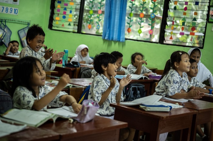 Seorang guru memberikan mata pelajaran kepada siswanya di SD Negeri Kenari 07/08 Pagi, Jakarta, Kamis (29/2/2024). Kemendikbud Ristek segera meluncurkan pengesahan Kurikulum Merdeka menjadi Kurikulum Nasional yang ditargetkan diadakan pada Maret 2024. ANTARA FOTO/Bayu Pratama S/YU