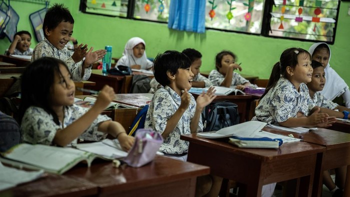 Seorang guru memberikan mata pelajaran kepada siswanya di SD Negeri Kenari 07/08 Pagi, Jakarta, Kamis (29/2/2024). Kemendikbud Ristek segera meluncurkan pengesahan Kurikulum Merdeka menjadi Kurikulum Nasional yang ditargetkan diadakan pada Maret 2024. ANTARA FOTO/Bayu Pratama S/YU
