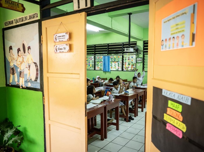 Seorang guru memberikan mata pelajaran kepada siswanya di SD Negeri Kenari 07/08 Pagi, Jakarta, Kamis (29/2/2024). Kemendikbud Ristek segera meluncurkan pengesahan Kurikulum Merdeka menjadi Kurikulum Nasional yang ditargetkan diadakan pada Maret 2024. ANTARA FOTO/Bayu Pratama S/YU