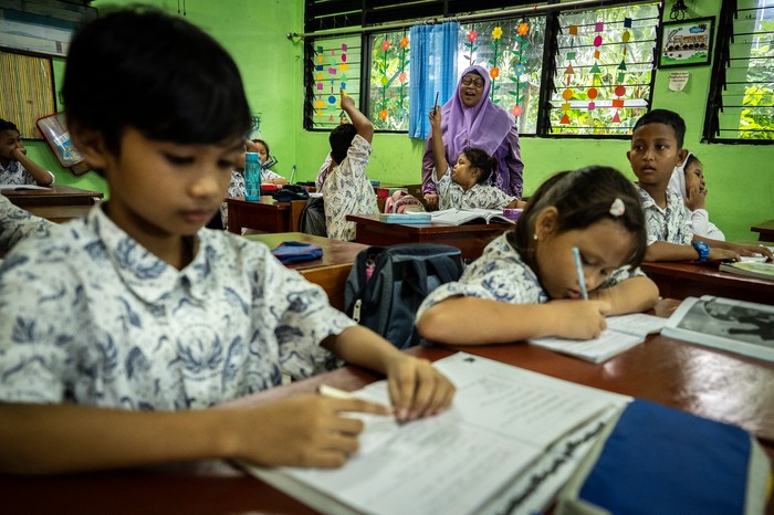 Seorang guru memberikan mata pelajaran kepada siswanya di SD Negeri Kenari 07/08 Pagi, Jakarta, Kamis (29/2/2024). Kemendikbud Ristek segera meluncurkan pengesahan Kurikulum Merdeka menjadi Kurikulum Nasional yang ditargetkan diadakan pada Maret 2024. ANTARA FOTO/Bayu Pratama S/YU