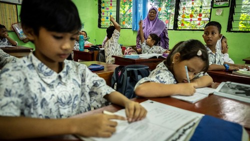 Seorang guru memberikan mata pelajaran kepada siswanya di SD Negeri Kenari 07/08 Pagi, Jakarta, Kamis (29/2/2024). Kemendikbud Ristek segera meluncurkan pengesahan Kurikulum Merdeka menjadi Kurikulum Nasional yang ditargetkan diadakan pada Maret 2024. ANTARA FOTO/Bayu Pratama S/YU