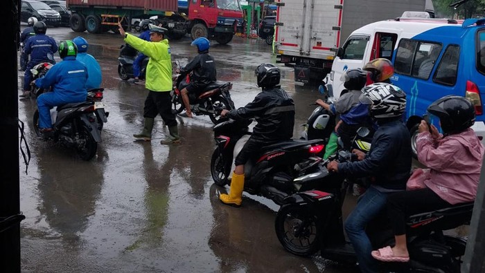 Lalu lintas macet di Cakung, Jakarta Timur akibat genangan