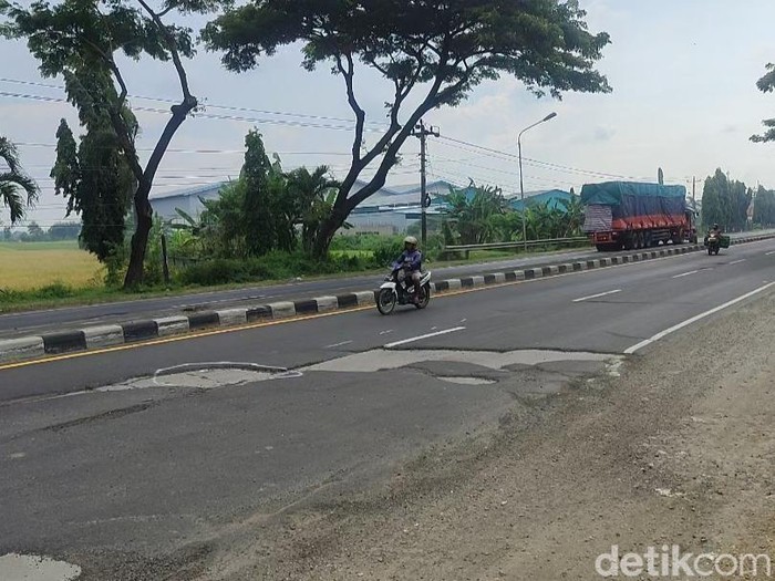 Lokasi karyawati SPBU meninggal akibat terperosok lubang jalan lalu terlindas truk kontainer di jalan Pantura Trengguli, Wonosalam, Kabupaten Demak, Kamis (29/2/2024) siang.