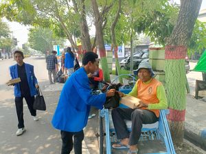 Mahasiswa Nganjuk Bagi Sembako ke Warga Kecil Jelang Ramadan