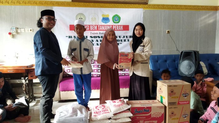 Mahasiswa di Surabaya Utara bagi-bagi sembako ke panti asuhan
