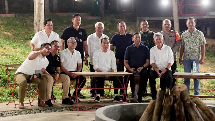 Presiden Joko Widodo (Jokowi) bermalam di Ibu Kota Nusantara (IKN). Dengan suasana yang santai, Jokowi dan para menteri menikmati malam sambil menyantap hidangan makan yang disajikan.