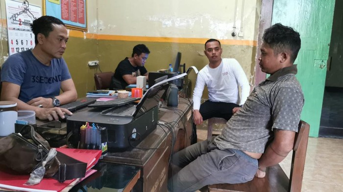 Salah satu pelaku maling motor di Soditan, Lasem saat dimintai keterangan penyidik polisi di Mapolsek Lasem, Kamis (29/2/2024).
