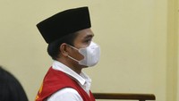 Terdakwa mantan Kasat Narkoba Polres Lampung Selatan Andri Gustami duduk menunggu sidang putusan di Pengadilan Negeri Tanjungkarang, Bandar Lampung, Lampung, Kamis (29/2/2024).