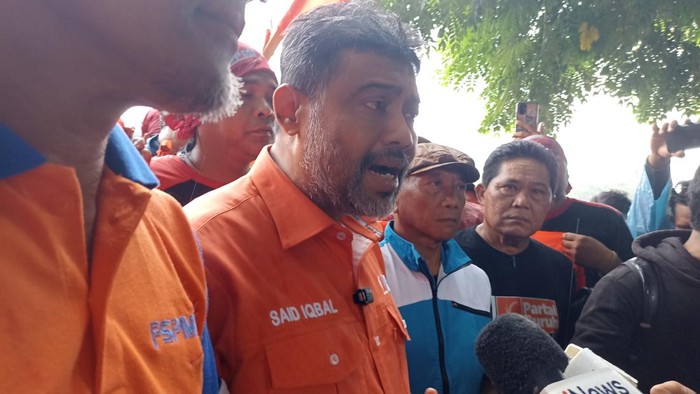 Massa buruh gelar demo di patung kuda Jakarta. | Presiden Partai Buruh sekaligus Presiden KSPI Said Iqbal