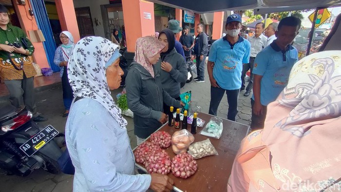 Masyarakat saat membeli kebutuhan pokok yang dijual dalam kegiatan pasar murah di Pasar Wates, Kulon Progo, Kamis (29/2).