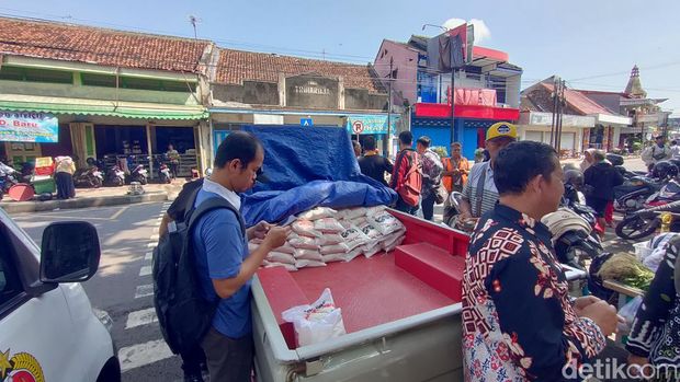 Masyarakat saat membeli kebutuhan pokok yang dijual dalam kegiatan pasar murah di Pasar Wates, Kulon Progo, Kamis (29/2).