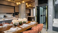 Tipe ini juga menyediakan adaptable space, sebuah ruang yang dapat disesuaikan sesuai kebutuhan penghuninya dengan desain arsitektur modern. Dining room and Kitchennya juga sudah dilengkapi Lift Space (available) bagi penghuninya.