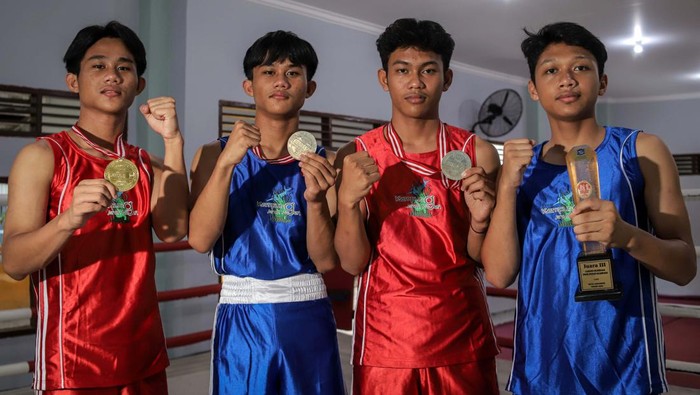 Sejumlah anak binaan Kampung Anak Negeri menunjukan medali dan tropi di UPTD Kampung Anak Negeri, Surabaya, Jawa Timur.