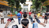 Suara lantang instruktur kedisiplinan memecah riuh tawa mereka. Dengan sigap anak-anak itu mulai meluruskan barisan sembari menjulurkan tangan.  