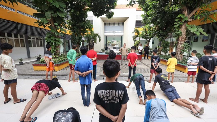 Kampung Anak Negeri (Kanri) Surabaya jadi wadah anak-anak putus sekolah, anak jalanan hingga anak PMKS. Di sini anak-anak merajut dan mengejar mimpi mereka.