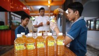 Kegiatan berwirausaha pun diajarkan, salah satunya melalui meramu minuman yang nantinya diedarkan ke kios-kios sekitar pondok sosial dan aplikasi e-peken milik Pemkot Surabaya. Hal itu sebagai salah satu bekal agar nantinya mereka mampu mencari nafkah dengan cara memberikan keterampilan “entrepreneur” atau berwirausaha.  