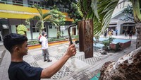 Bunyi lonceng nyaring terdengar, mengiringi langkah kaki sejumlah bocah yang berlarian menuju lapangan.