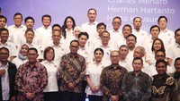 Ketua Umum DPP INSA Carmelita Hartoto dan Menteri Perhubungan Budi Karya Sumadi saat acara pengukuhan pengurus Dewan Pengurus Pusat Indonesian National Shipowners Association (DPP INSA) masa bakti 2023 - 2028 di Jakarta, Kamis (29/2/2024).