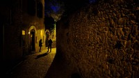 Wisatawan berjalan di dalam Cite de Carcassonne, yang merupakan kota benteng abad pertengahan Carcassonne, di wilayah Occitania, Prancis 28 Februari 2024.