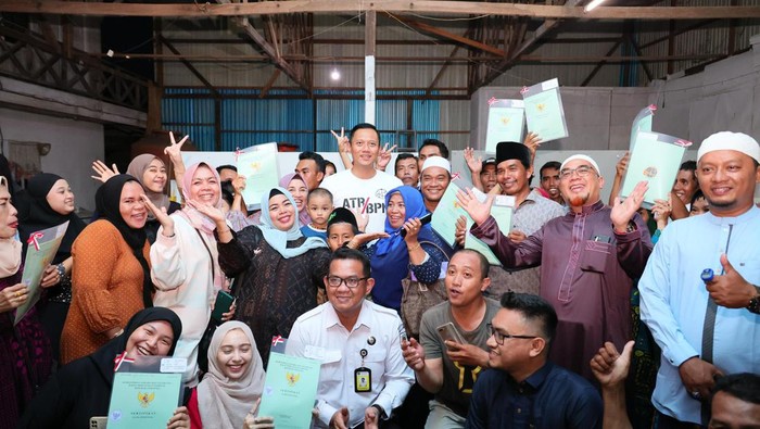 Menteri ATR Agus Harimurti Yudhoyono membagikan sertifikat tanah di Samarinda/Kementerian ATR