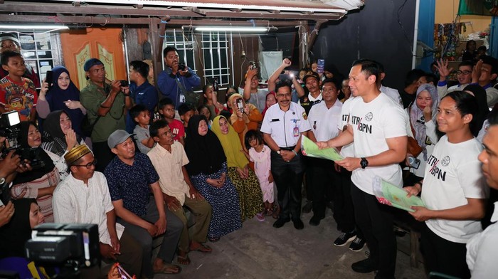 Menteri ATR/BPN Agus Harimurti Yudhyono membagikan 30 sertifikat tanah di Samarinda.