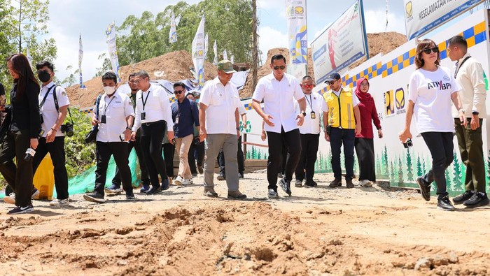 Menteri ATR/BPN Agus Harimurti Yudhyono saat mengunjungi lokasi pembangunan IKN.