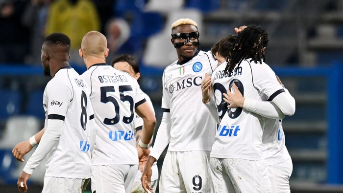 REGGIO NELLEMILIA, ITALY - FEBRUARY 28: Victor Osimhen of SSC Napoli celebrates scoring his teams fourth goal and his hat-trick with teammates during the Serie A TIM match between US Sassuolo and SSC Napoli at Mapei Stadium - Citta del Tricolore on February 28, 2024 in Reggio nellEmilia, Italy. (Photo by Alessandro Sabattini/Getty Images)