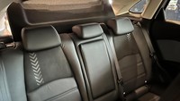 Beralih ke interior, New Mazda CX-3 kini hadir dengan jok berbahan kulit pada varian 1.5 sport dan jok berbahan kombinasi kulit dan suede pada varian 2.0 pro. Kursi pada 2.0 pro juga semakin dipercantik dengan aksen Arrow Pattern. Foto: Luthfi Anshori/detikOto