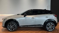 Salah satu improvement paling menonjol pada bagian eksterior terdapat pada bagian atap mobil, yang kini hadir dengan desain warna two-tone, dengan kombinasi warna hitam berkilau, sehingga menampilkan looks lebih sporty sekaligus elegan (khusus varian 2.0 pro). Foto: Luthfi Anshori/detikOto