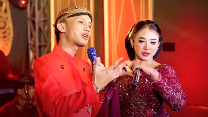 Niken Salindry dan Ki Akbar Syahalam duet menyanyikan lagu Rembulan 2. Berikut ini lirik lagu tersebut lengkap dengan terjemahannya.