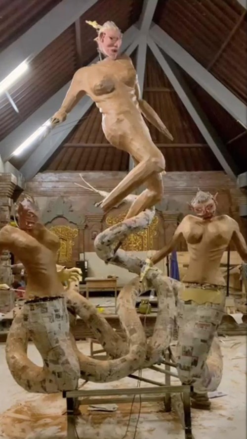 Ogoh-ogoh sekaa teruna di Perumahan Dalung Permai, Badung, Bali, sebelum hangus terbakar.