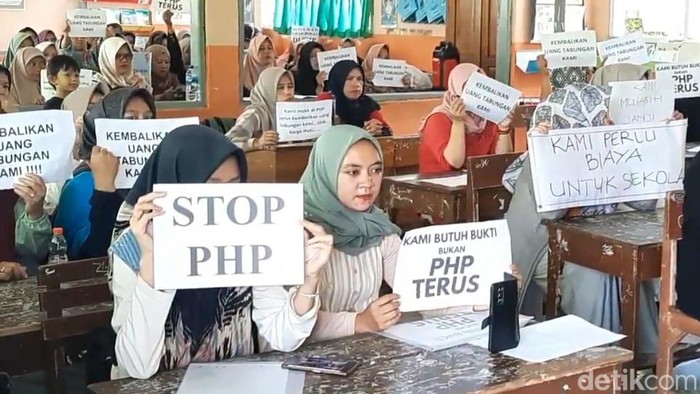 Orang tua siswa SDN 1 Pakemitan Kecamatan Ciawi Kabupaten Tasikmalaya protes uang tabungan anaknya raib.