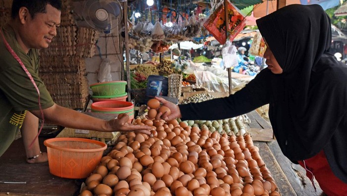Warga membeli telur burung puyuh di Pasar Induk Rau Kota Serang, Banten, Kamis (29/2/2024). Menurut pedagang, harga telur ayam naik dari Rp29 ribu menjadi Rp32 ribu perkilogram dan harga telur puyuh naik dari Rp35 ribu menjadi Rp38 ribu perkilogram akibat permintaan naik sedang pasokan menurun. ANTARA FOTO/Asep Fathulrahman/Spt.