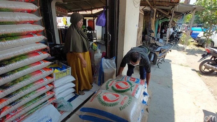 Pedagang berassss di Pasar Kendal, Kamis (29/2/2024).