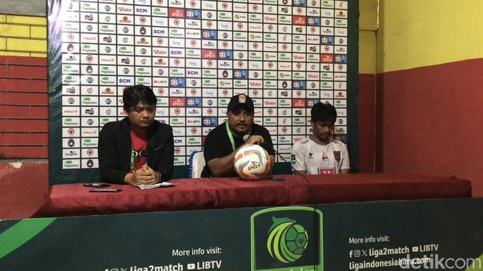 Pelatih Kepala Malut United, Imran Nahumarury (tengah) didampingi Ilham Udin Armayn (kanan) saat jumpa pers usai pertandingan melawan Semen Padang FC di Stadion Haji Agus Salim. (M Afdal Afrianto/detikSumut)