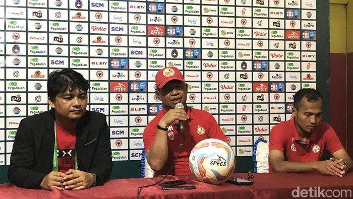 Pelatih Kepala Semen Padang FC, Delfi Adri (tengah) saat konferensi pers usai laga melawan Malut United. (M Afdal Afrianto/detikSumut)