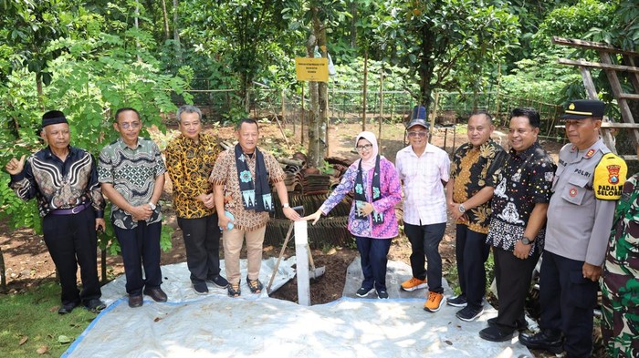 Pemasangan pal batas kawasan hutan