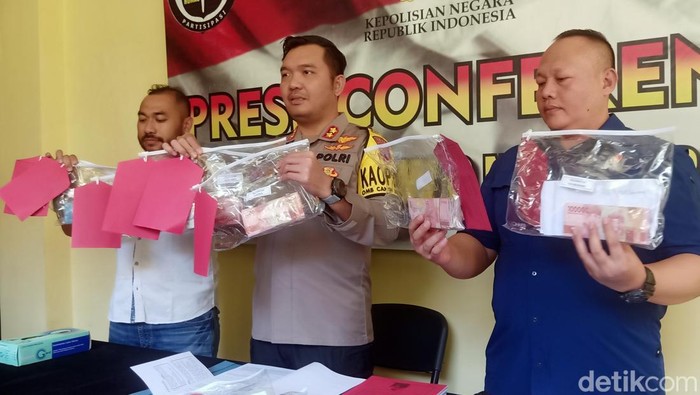 Bukti ratusan juta rupiah kasus salah satu komisioner KPU Wonosobo yang digunakan untuk mengkondisikan PPK-PPS pada Kamis (29/2/2024).